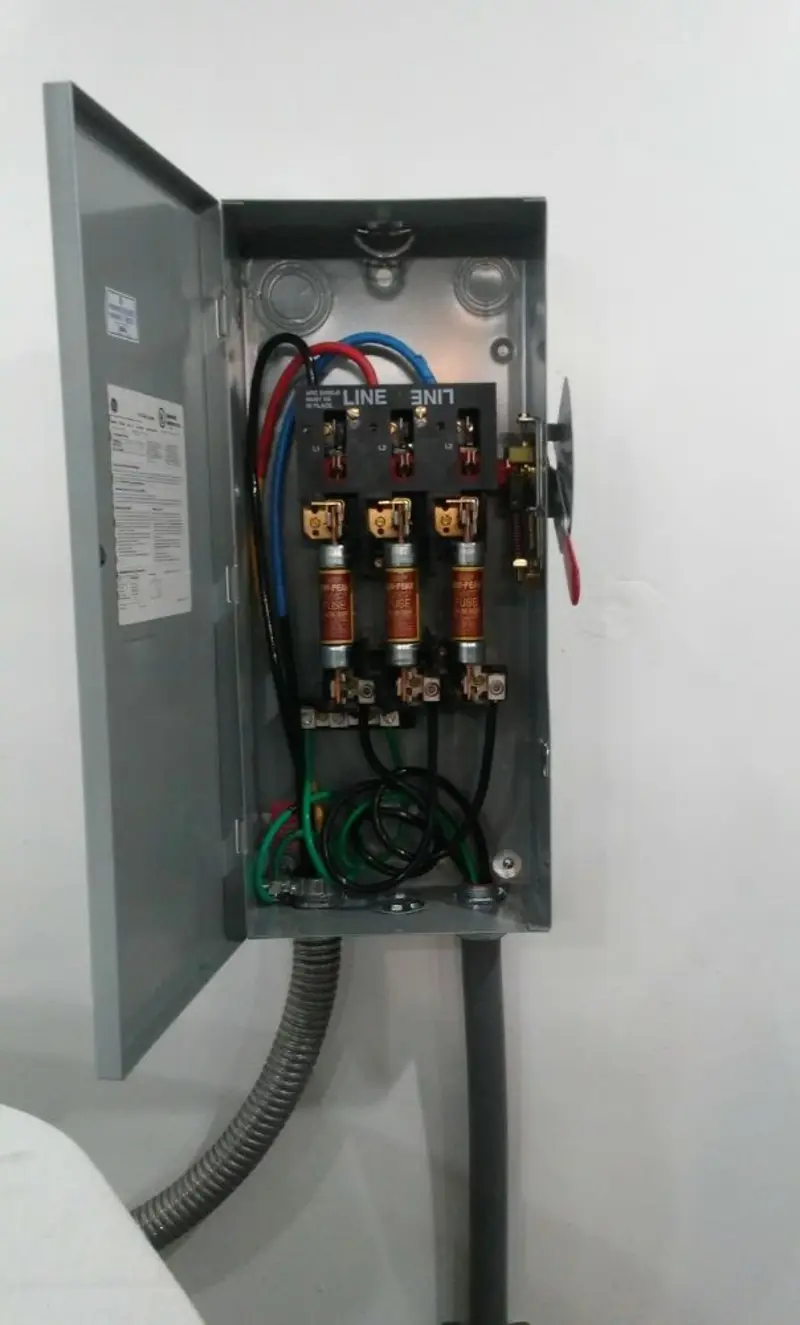 Three-phase disconnect switch installed for Smoke Detector Installation in Caruthersville